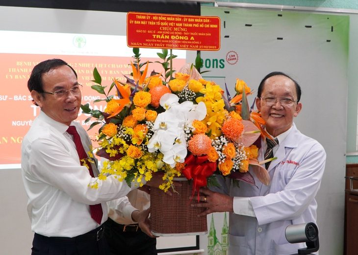 Bí thư Nguyễn Văn Nên thăm, tri ân thầy thuốc tiêu biểu - Ảnh 1. Bí thư Nguyễn Văn Nên thăm, tri ân thầy thuốc tiêu biểu - Ảnh 1.