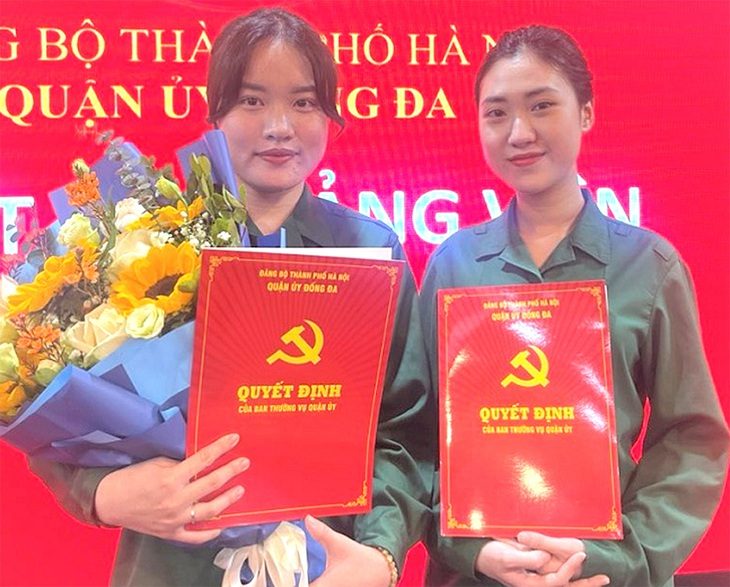 Bông hồng thép chọn màu áo bộ đội- Ảnh 1. Hoàng Ngọc Anh và Lê Linh Chi (từ trái qua) trong ngày vào Đảng trước khi tình nguyện lên đường nhập ngũ - Ảnh: H.T.