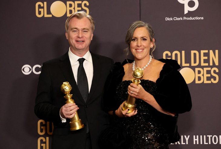 Đạo diễn Christopher Nolan và vợ - nhà sản xuất phim Emma Thomas - chụp ảnh tại lễ trao giải Quả cầu vàng 2024 - Ảnh: Reuters Đạo diễn Christopher Nolan và vợ - nhà sản xuất phim Emma Thomas - chụp ảnh tại lễ trao giải Quả cầu vàng 2024 - Ảnh: Reuters