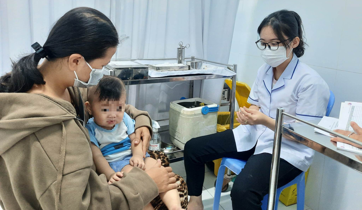 Trẻ tiêm chủng vắc xin trong Chương trình tiêm chủng mở rộng tại TP.HCM - Ảnh: THU HIẾN Trẻ tiêm chủng vắc xin trong Chương trình tiêm chủng mở rộng tại TP.HCM - Ảnh: THU HIẾN