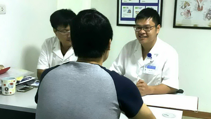 Khổ vì chữa bệnh... khó nói - Ảnh 1. Bác sĩ Bệnh viện Nam học Hiếm muộn Việt - Bỉ thăm khám, tư vấn cho bệnh nhân - Ảnh: BVCC