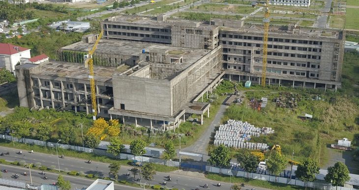 benh-vien-ung-buou-17338981729561856111216 Bệnh viện ung bướu Cần Thơ xây 8 năm không xong, lại xin dời tới năm 2027 - Ảnh 1.