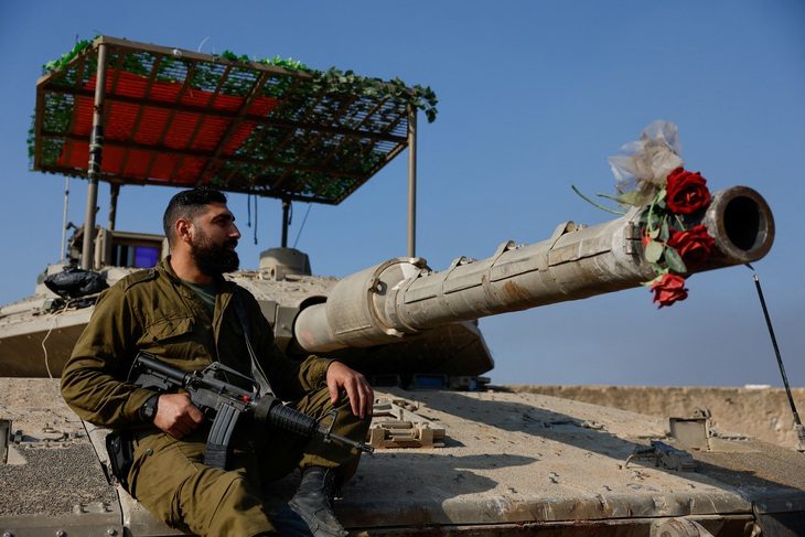 Binh sĩ Israel ngồi trên chiếc xe tăng được trang trí bằng hoa giả, sau khi lệnh ngừng bắn tạm thời giữa Israel và Hamas hết hạn, ngày 1-12 - Ảnh: REUTERS Binh sĩ Israel ngồi trên chiếc xe tăng được trang trí bằng hoa giả, sau khi lệnh ngừng bắn tạm thời giữa Israel và Hamas hết hạn, ngày 1-12 - Ảnh: REUTERS