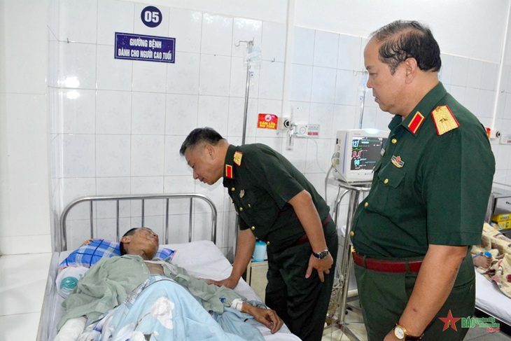 Bộ Quốc phòng thăm hỏi gia đình quân nhân gặp nạn trong vụ cháy Khương Hạ - Ảnh 1. Trung tướng Lê Quang Minh động viên, thăm hỏi anh Nguyễn Hoàng là chồng của trung tá quân nhân chuyên nghiệp Nguyễn Thị Hường, Nhà máy Z176, Tổng cục Công nghiệp Quốc phòng (tử vong cùng con gái trong vụ cháy) - Ảnh: QĐND